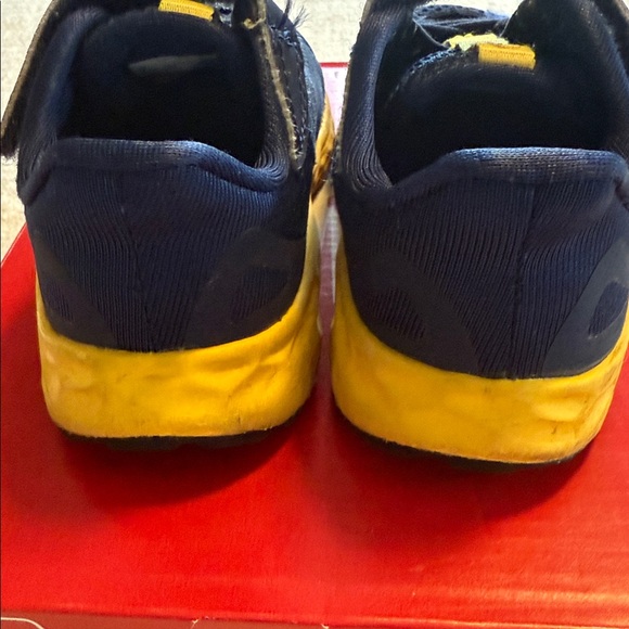 New Balance 6 Wide Fresh Foam Sneakers - Picture 4 of 4